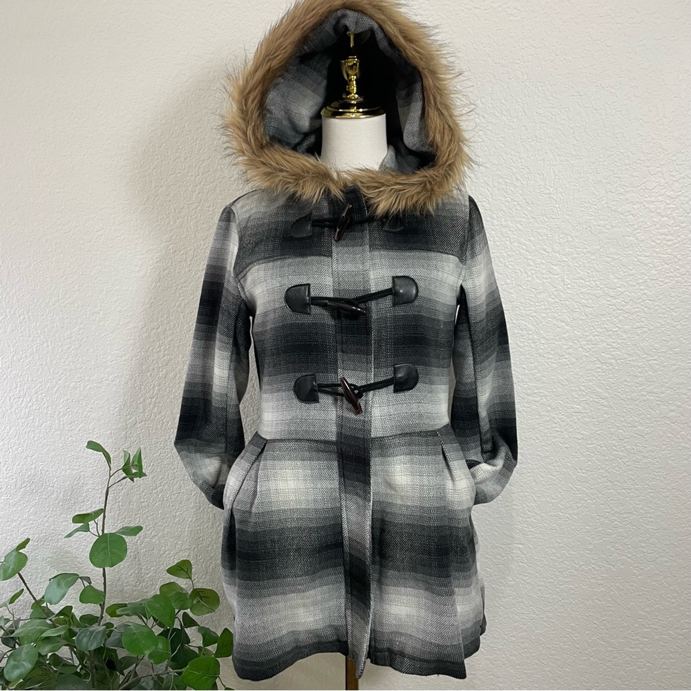 O’Neill Plaid Toggle Coat with Faux Fur Hood – Women’s Small